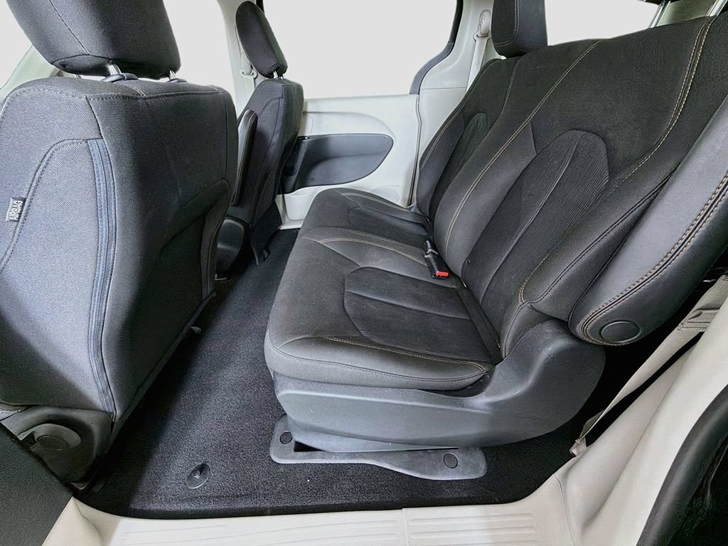 Used 2018 Chrysler Pacifica L FWD image 23