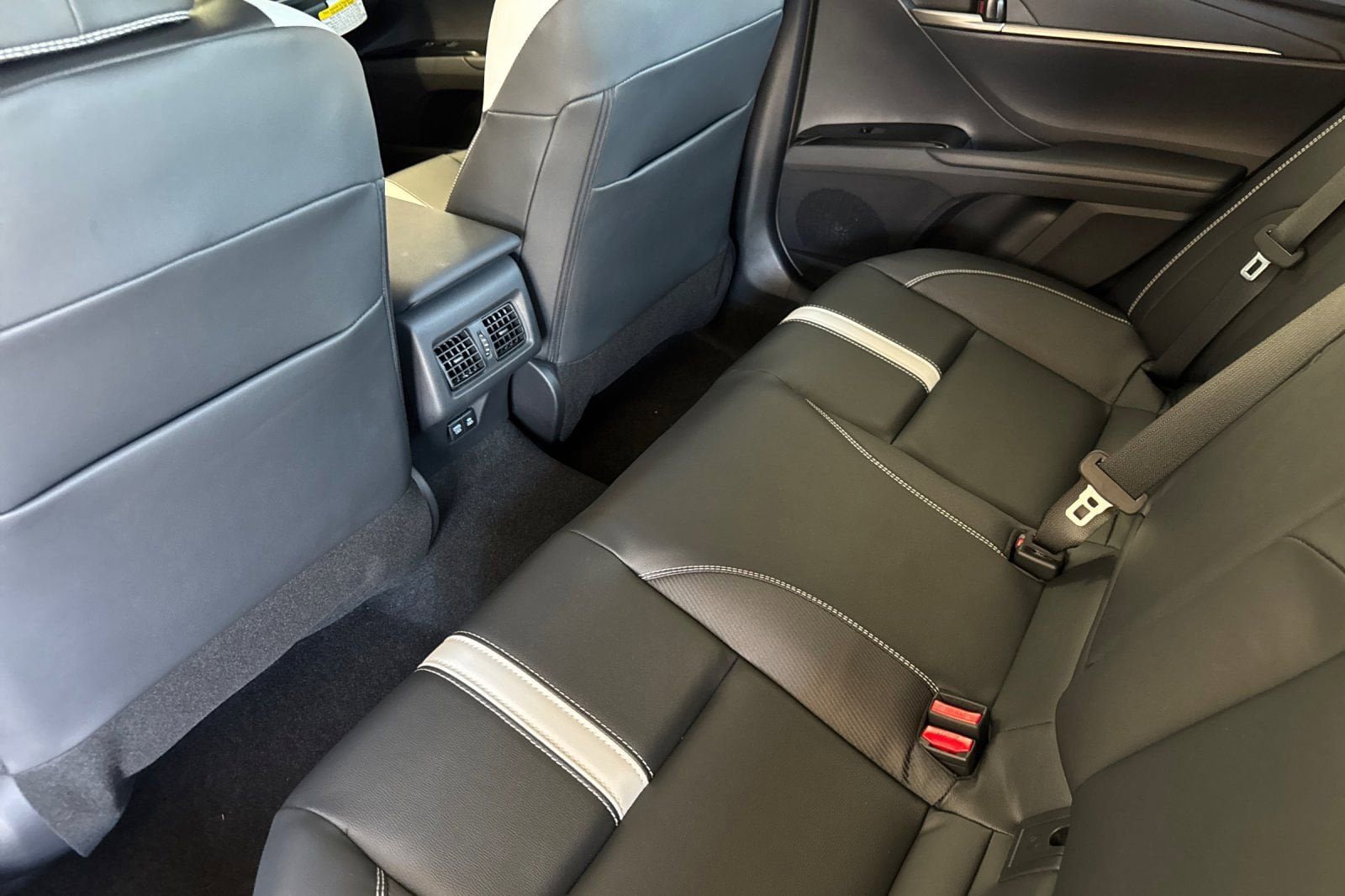 New 2026 Toyota Camry Hybrid FWD image 13