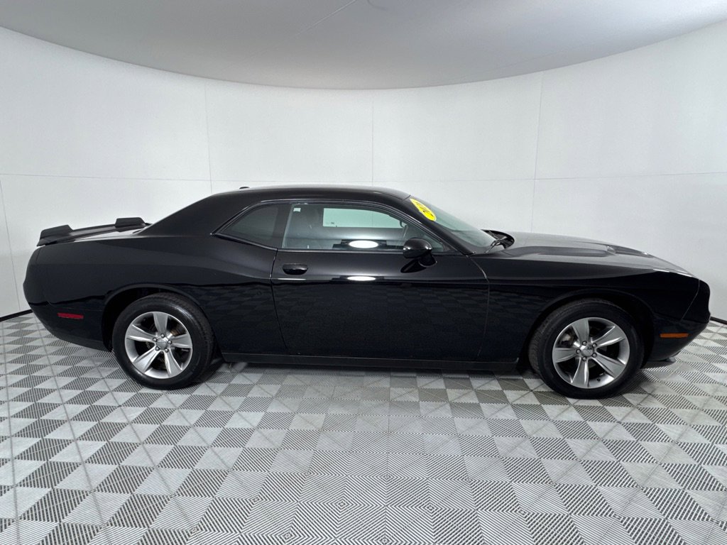 Used 2016 Dodge Challenger SXT image 4