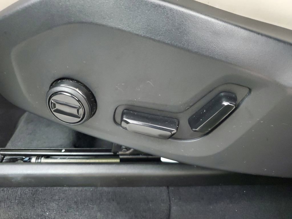 Certified 2025 Volvo XC90 B6 Plus image 24