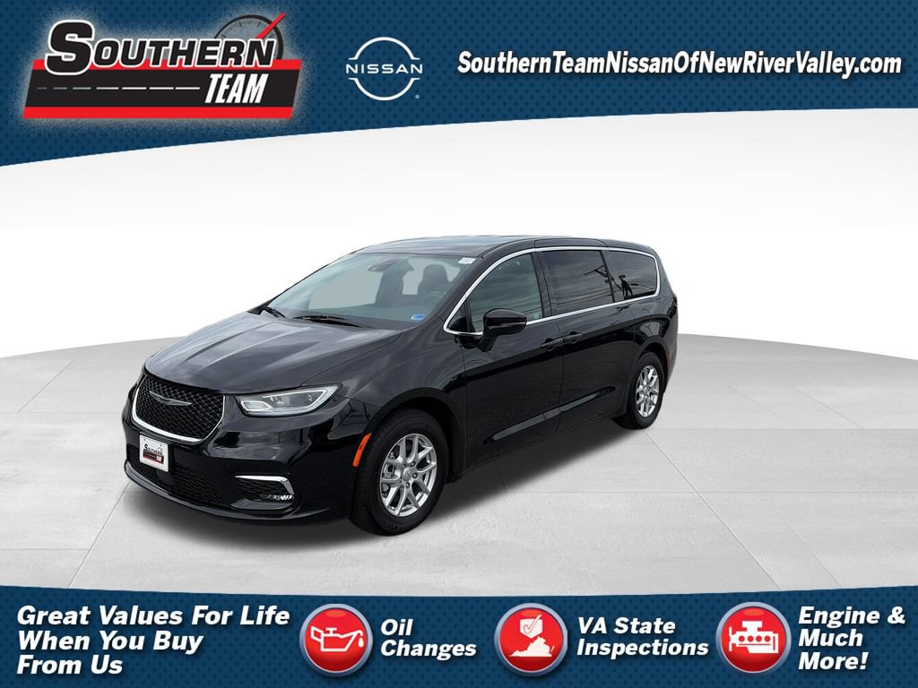 Used 2025 Chrysler Pacifica Select