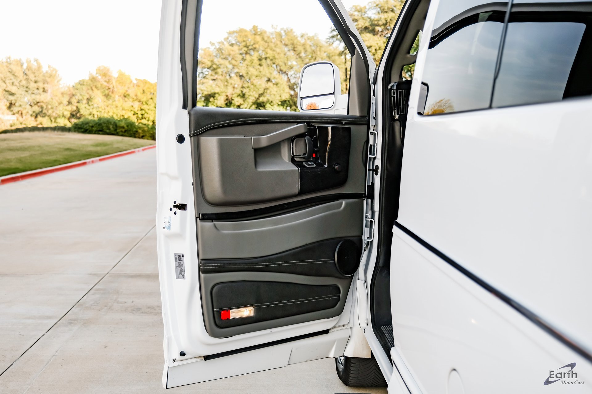 Used 2023 Chevrolet Express 2500 image 92