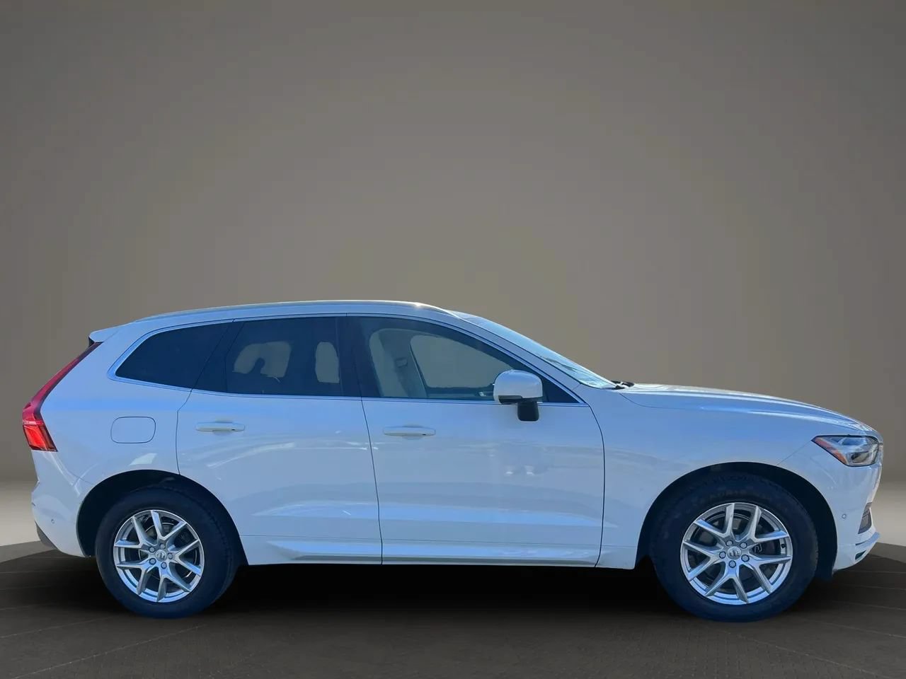 Used 2019 Volvo XC60 T5 Momentum w/ Premium Package AWD/4WD image 4