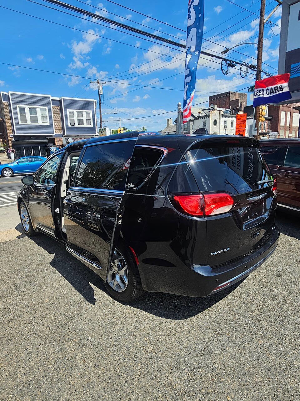 Used 2017 Chrysler Pacifica Touring-L Plus w/ Advanced Safetytec Group FWD image 8