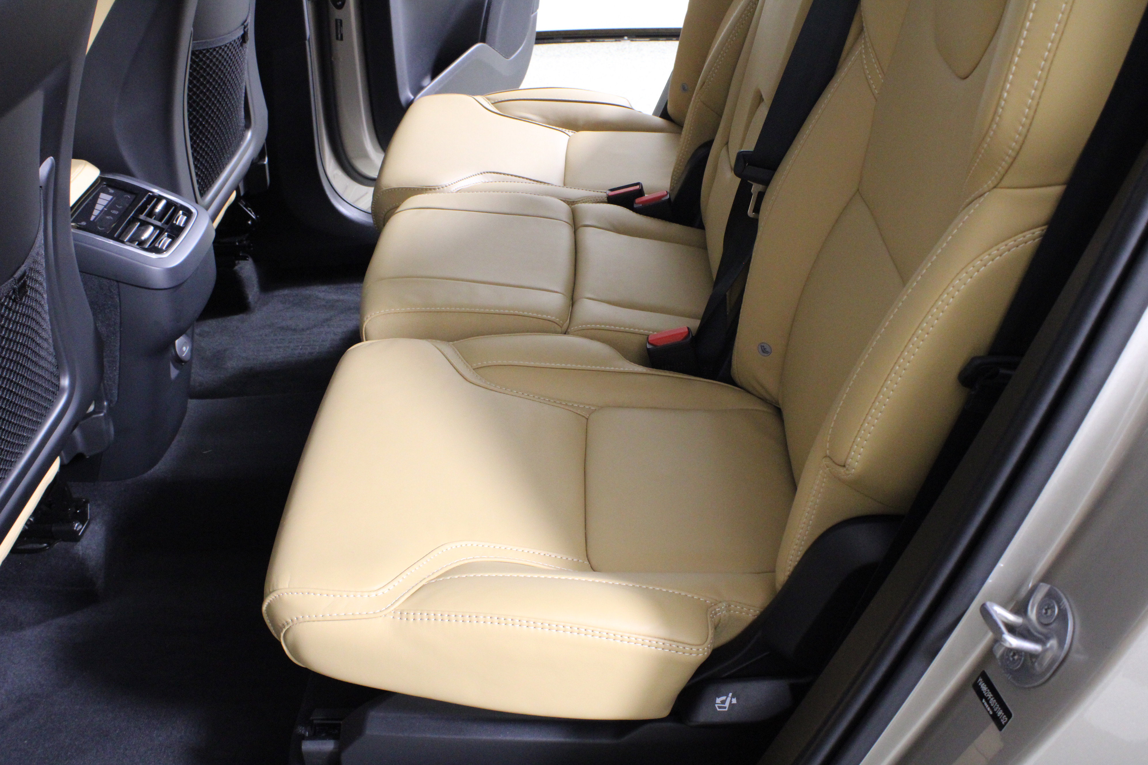 Used 2025 Volvo XC90 B6 Ultra w/ Protection Package Premier image 12