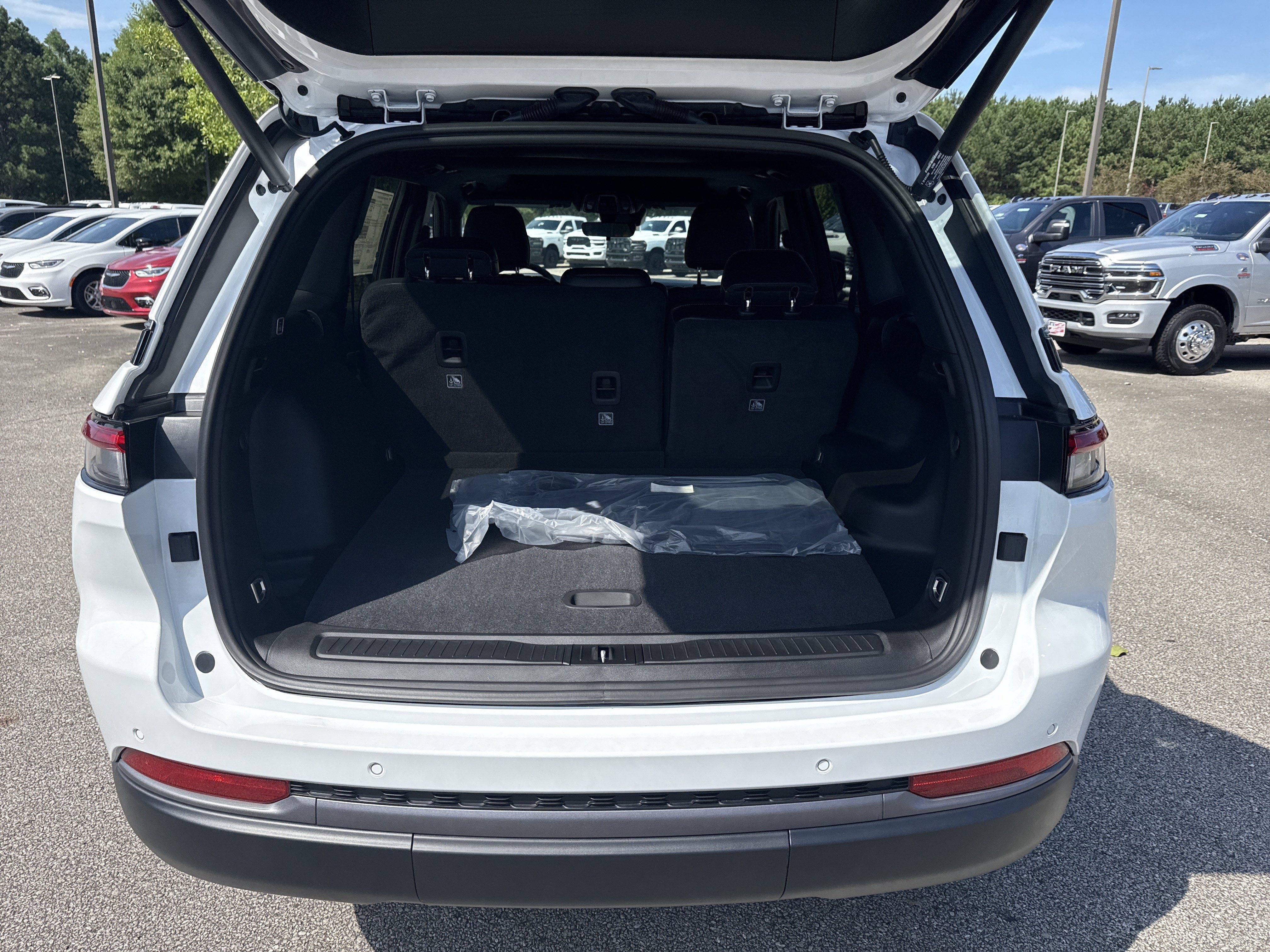 New 2026 Jeep Grand Cherokee Altitude RWD image 18