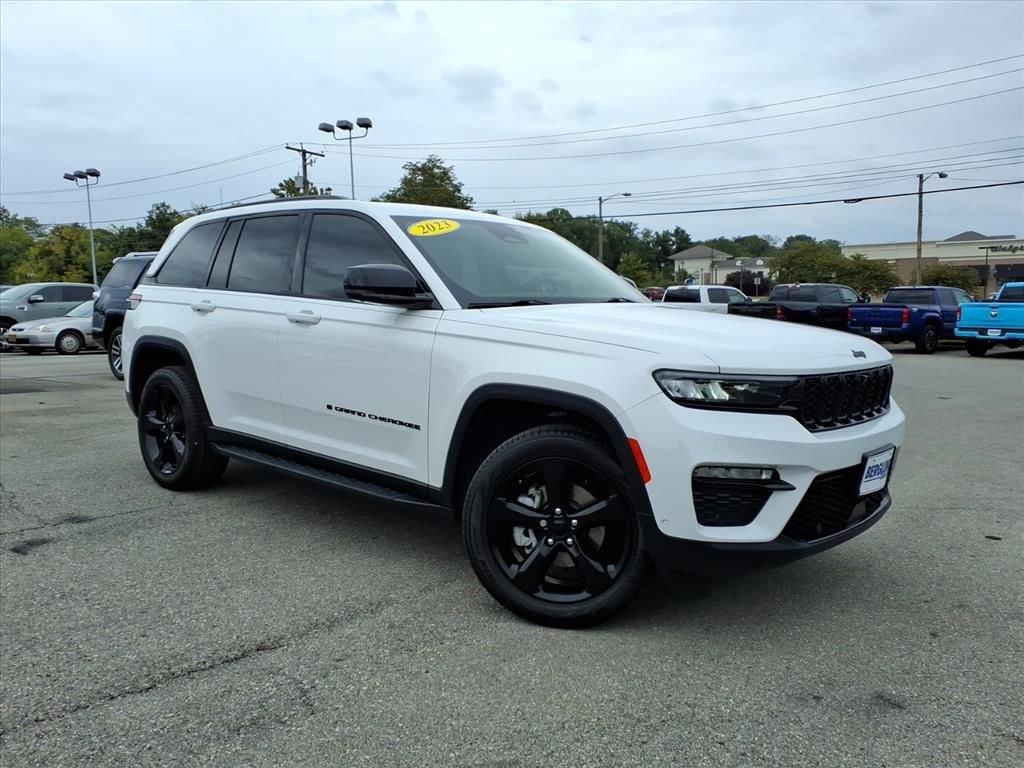 Used 2023 Jeep Grand Cherokee Altitude image 2