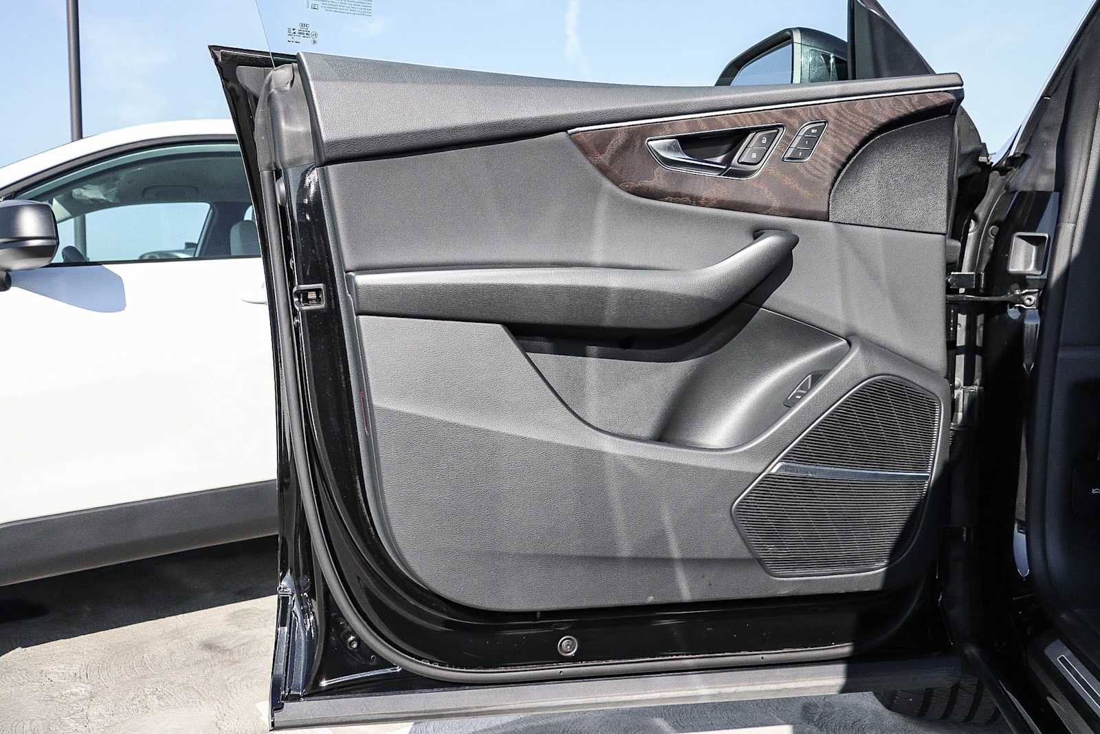 Used 2022 Audi Q8 Premium Plus image 30