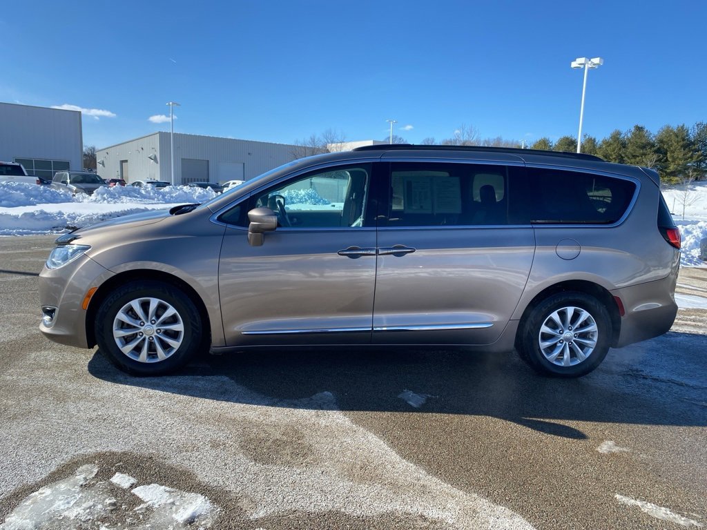 Used 2017 Chrysler Pacifica Touring-L image 6