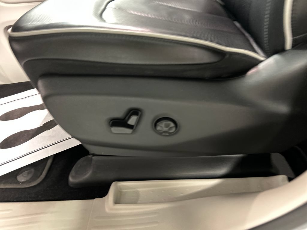 Used 2024 Chrysler Pacifica Limited AWD/4WD image 13