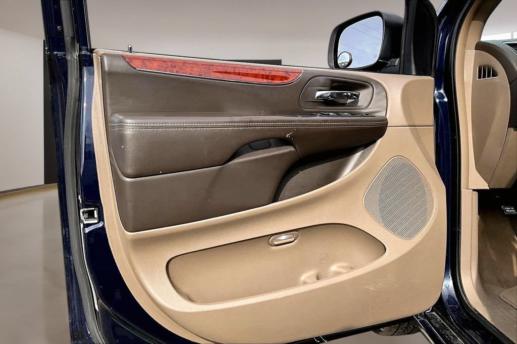 Used 2014 Chrysler Town & Country Touring FWD image 18
