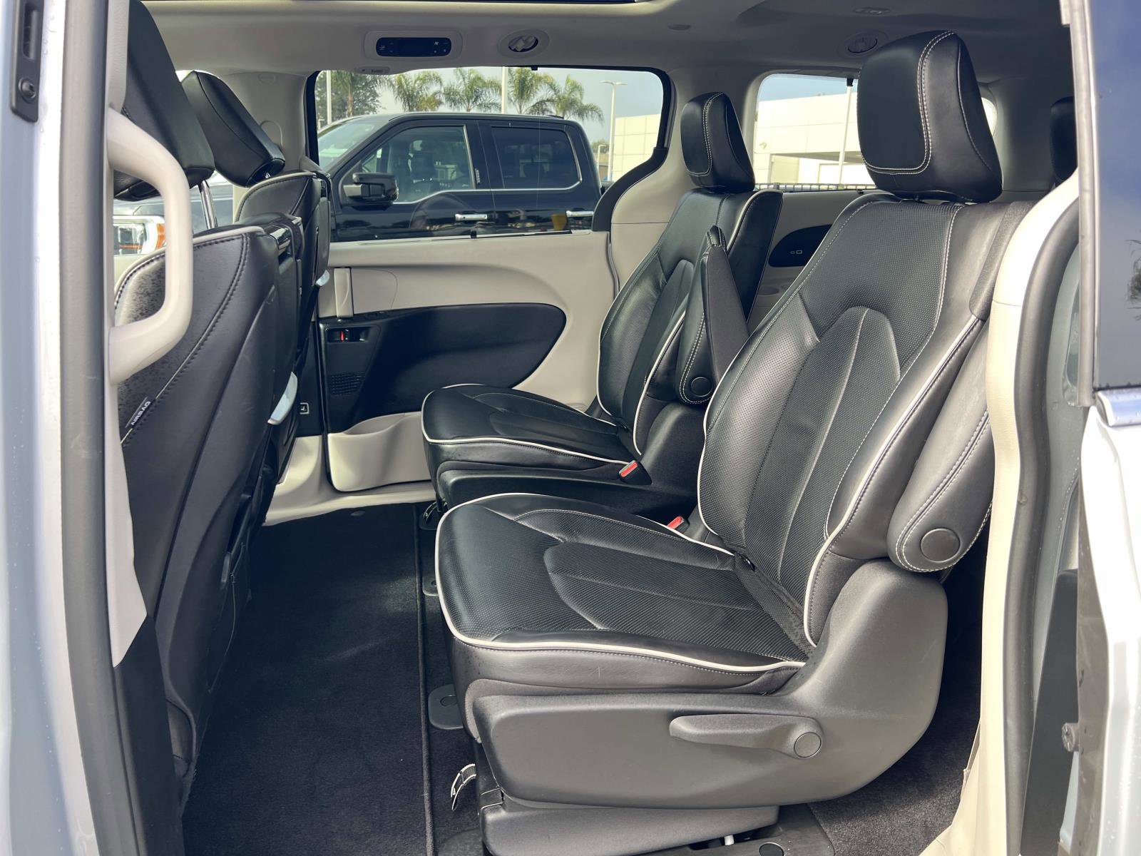 Used 2022 Chrysler Pacifica Limited w/ Uconnect Theater Family Group image 23