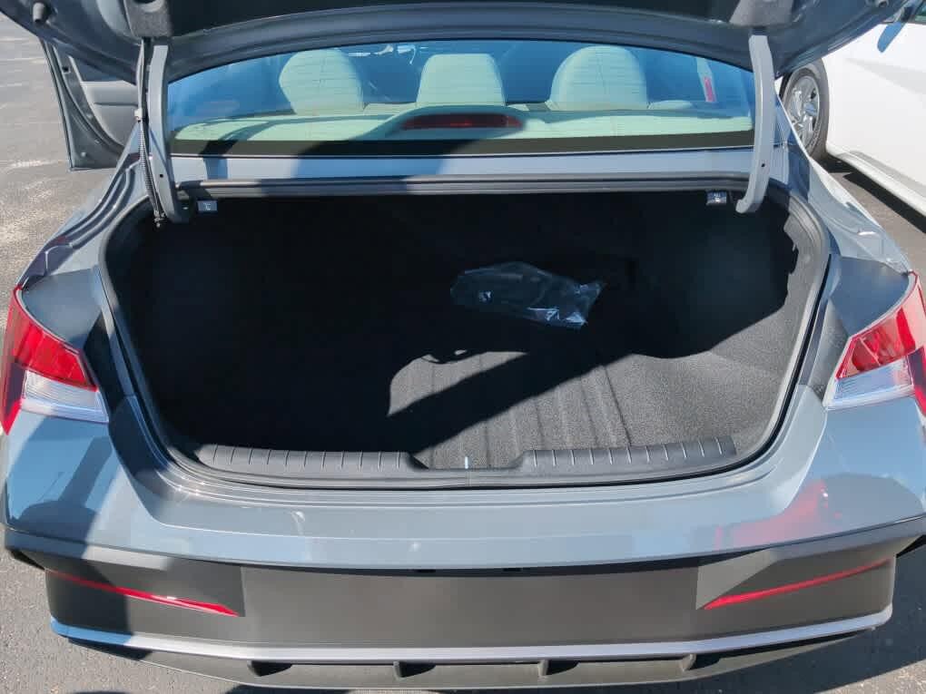 New 2026 Hyundai Elantra SE FWD image 18