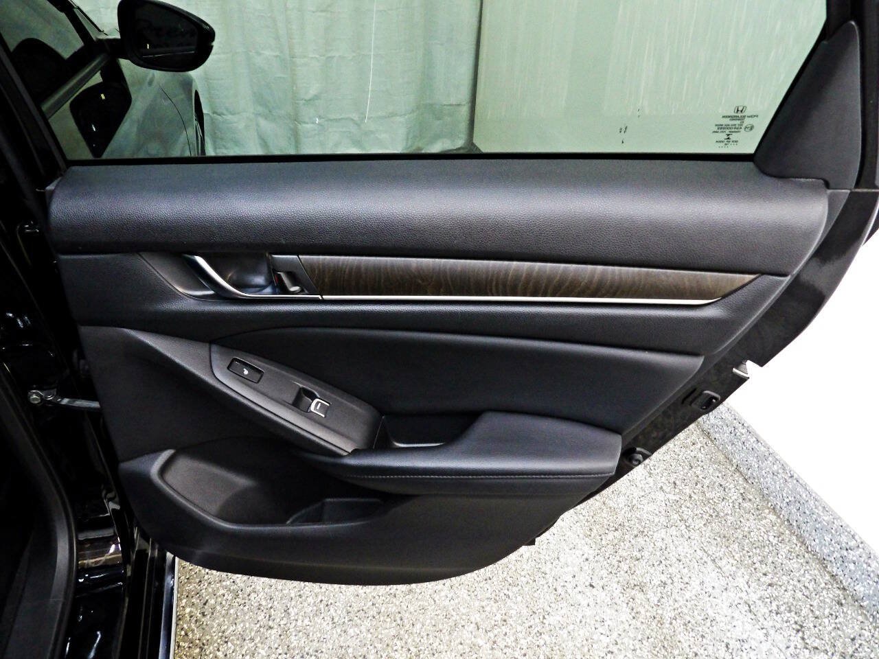 Used 2018 Honda Accord Touring image 12
