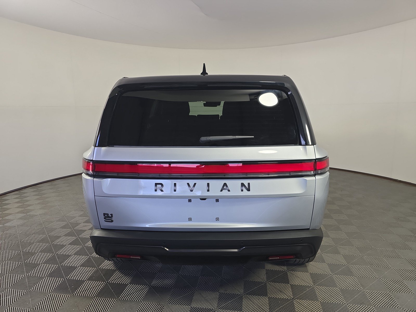 Used 2025 Rivian R1S Adventure AWD/4WD image 4