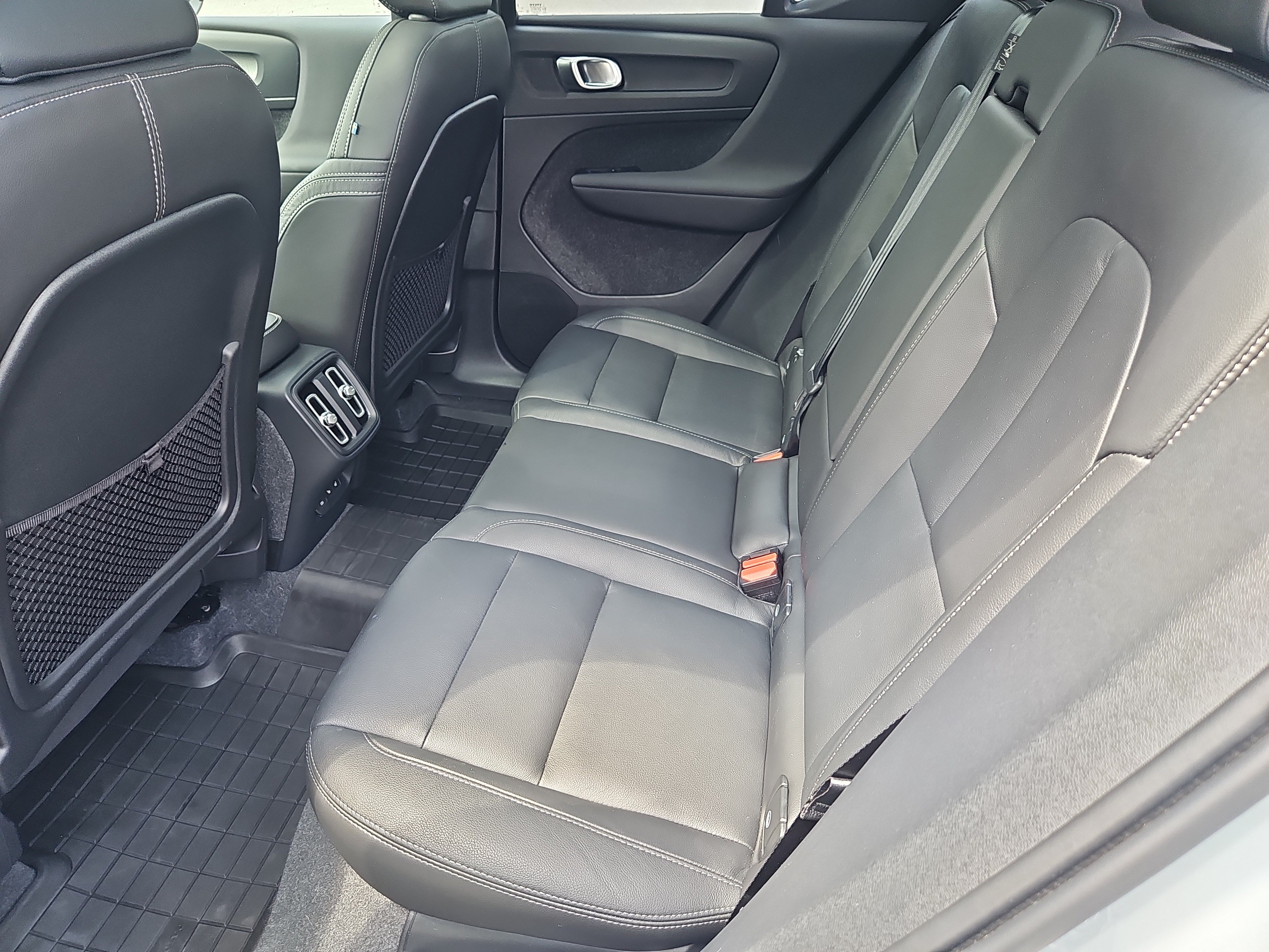 Used 2024 Volvo XC40 B5 Plus w/ Protection Package Premier AWD/4WD image 32