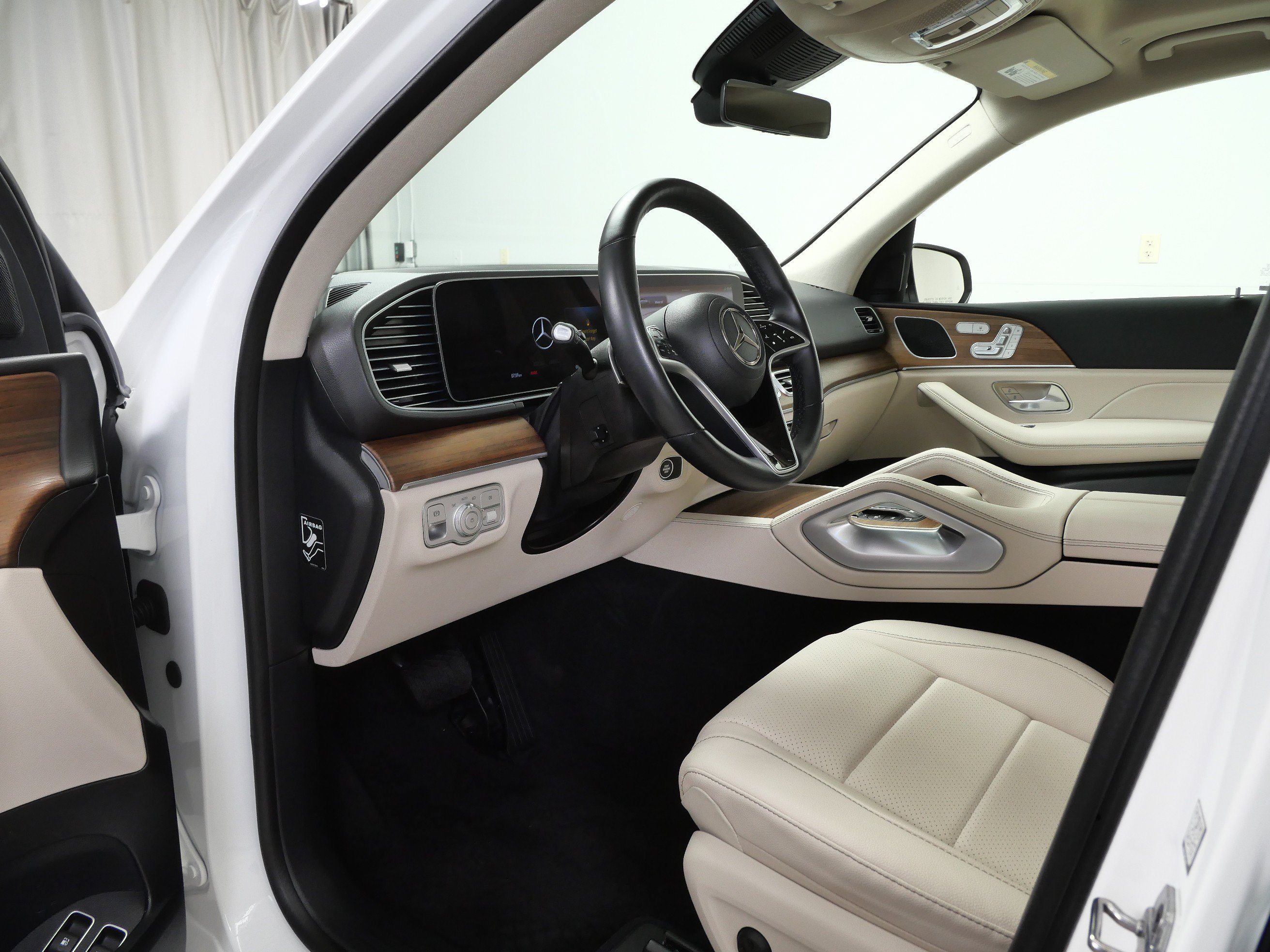 Certified 2025 Mercedes-Benz GLE 450e 4MATIC w/ Driver Assistance Package image 14