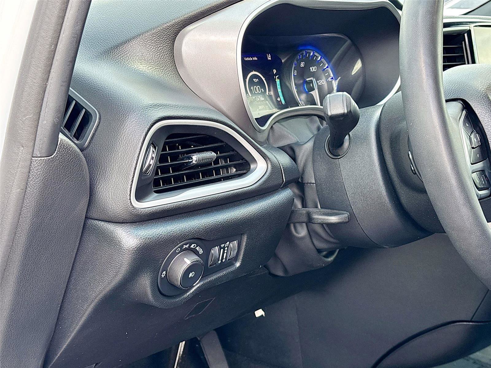 Used 2025 Chrysler Pacifica Select FWD image 10