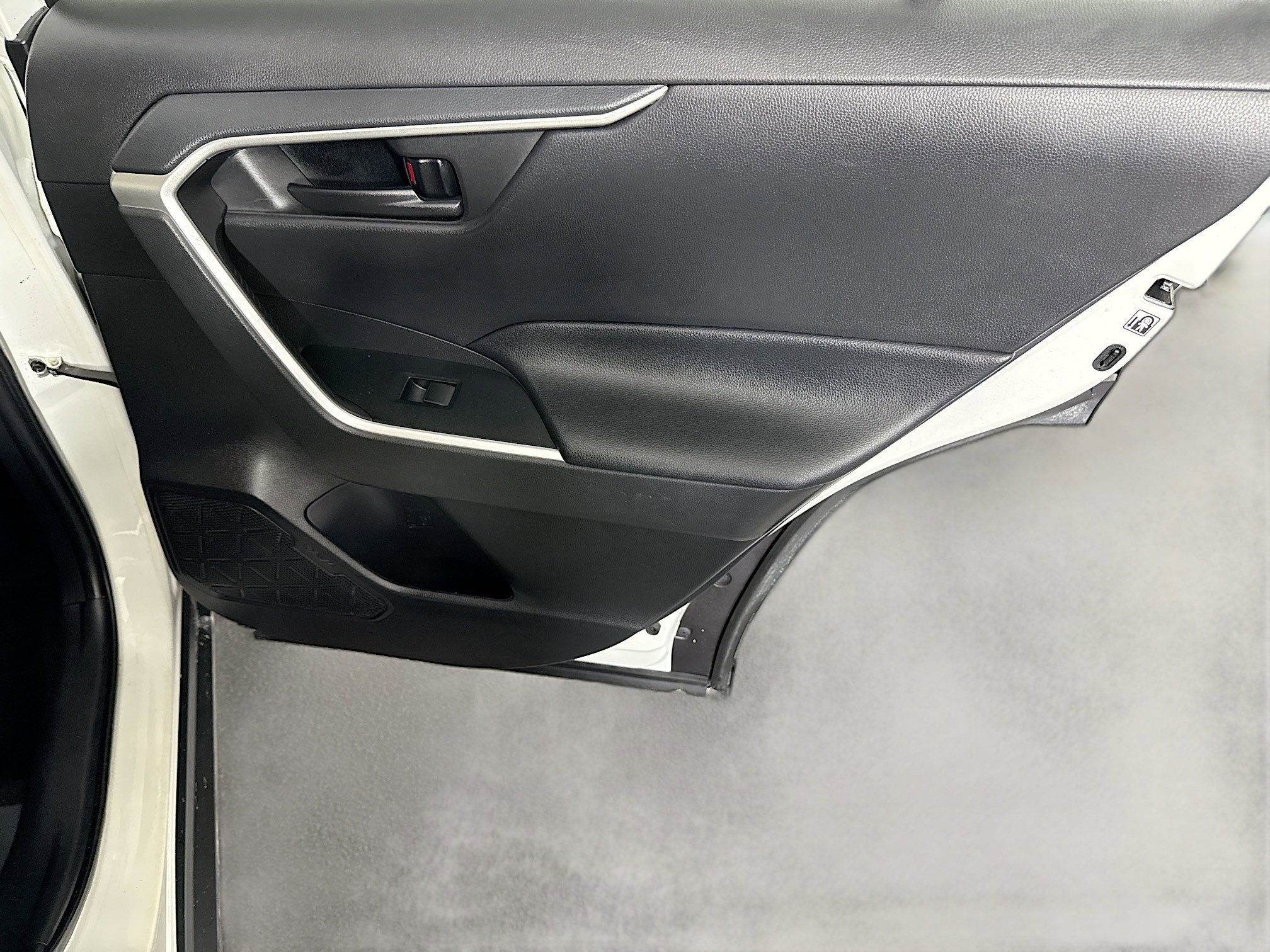 Used 2020 Toyota RAV4 LE image 27