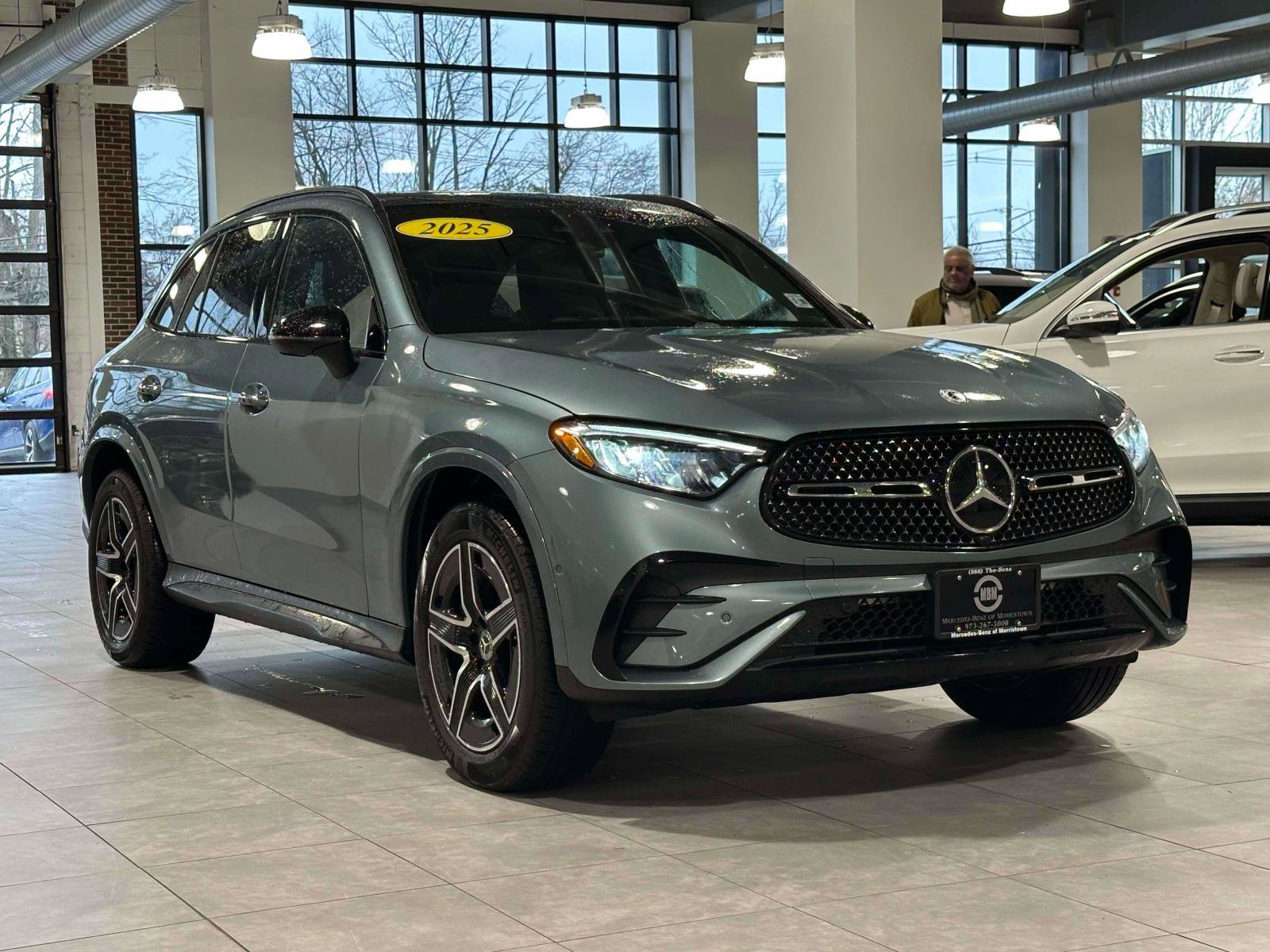 Used 2025 Mercedes-Benz GLC 300 4MATIC image 2