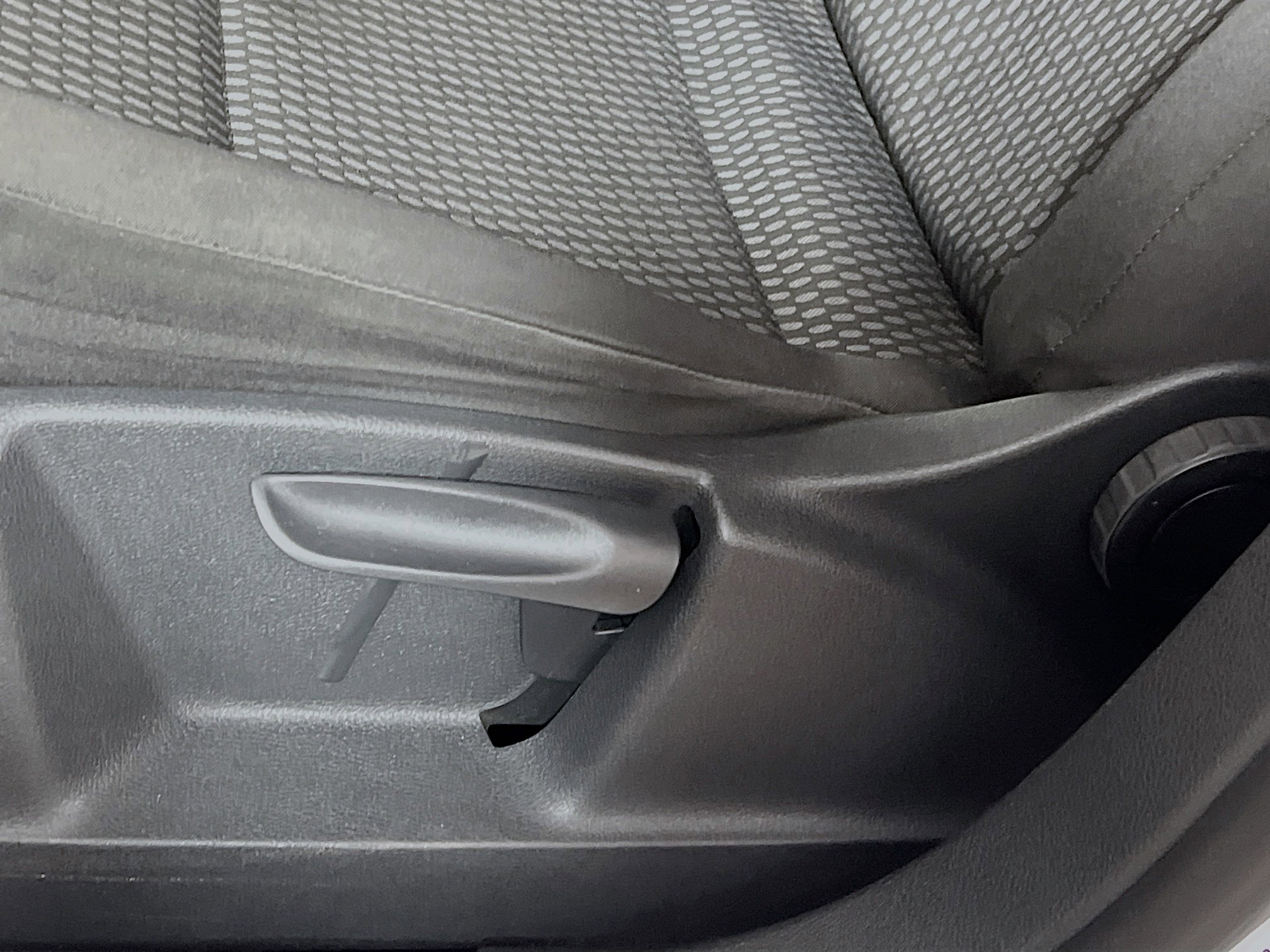 Used 2010 Volkswagen Tiguan S image 16