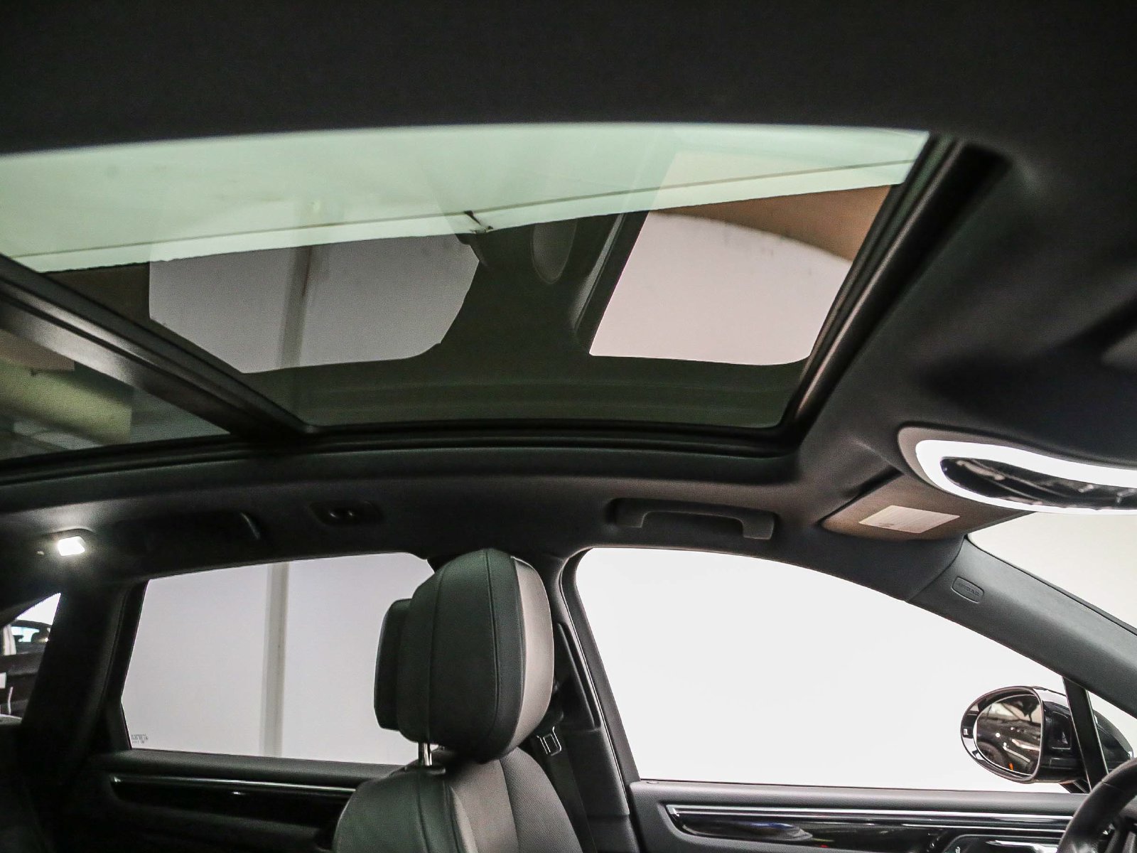 Certified 2022 Porsche Macan S AWD/4WD image 21