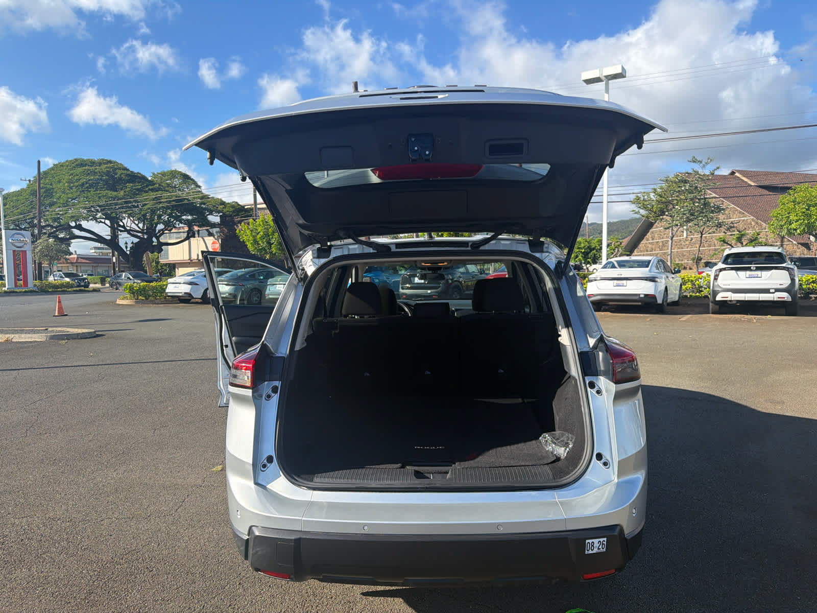 Used 2024 Nissan Rogue S FWD image 11