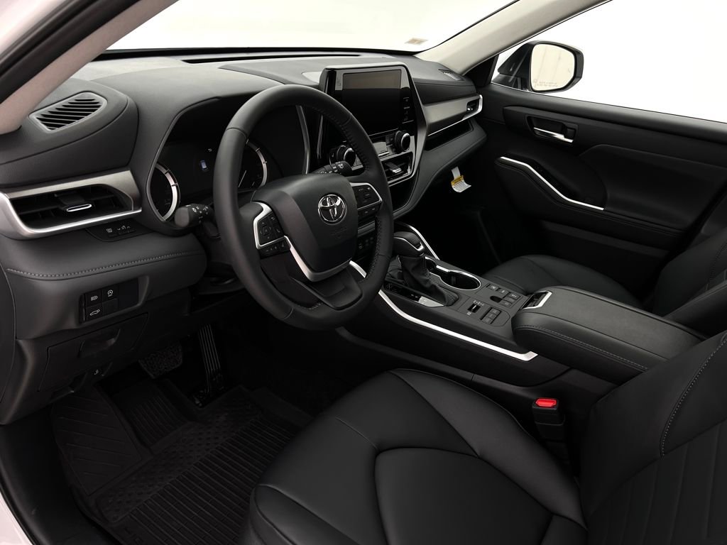 Used 2026 Toyota Highlander XLE image 12