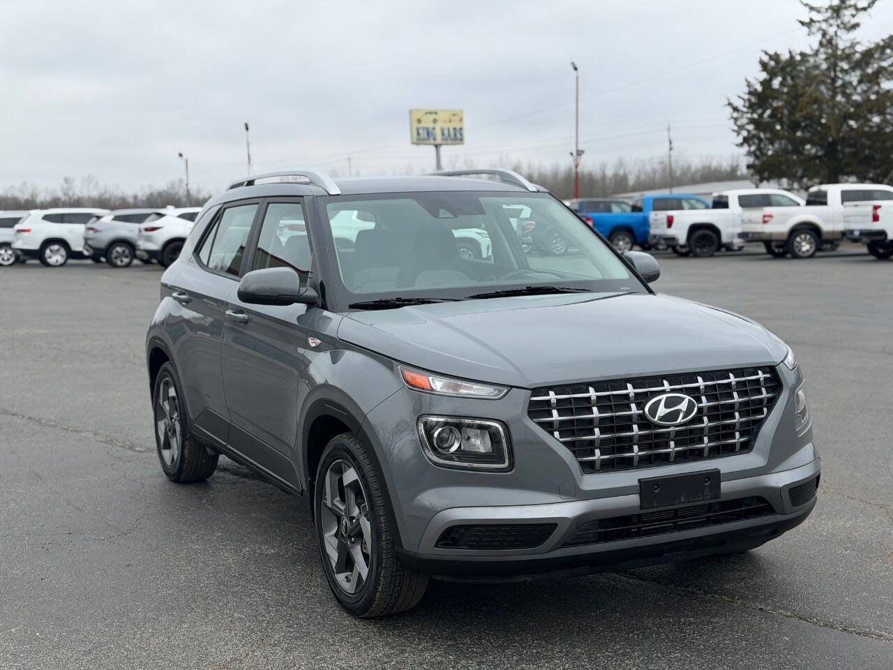 Used 2021 Hyundai Venue SEL FWD image 4