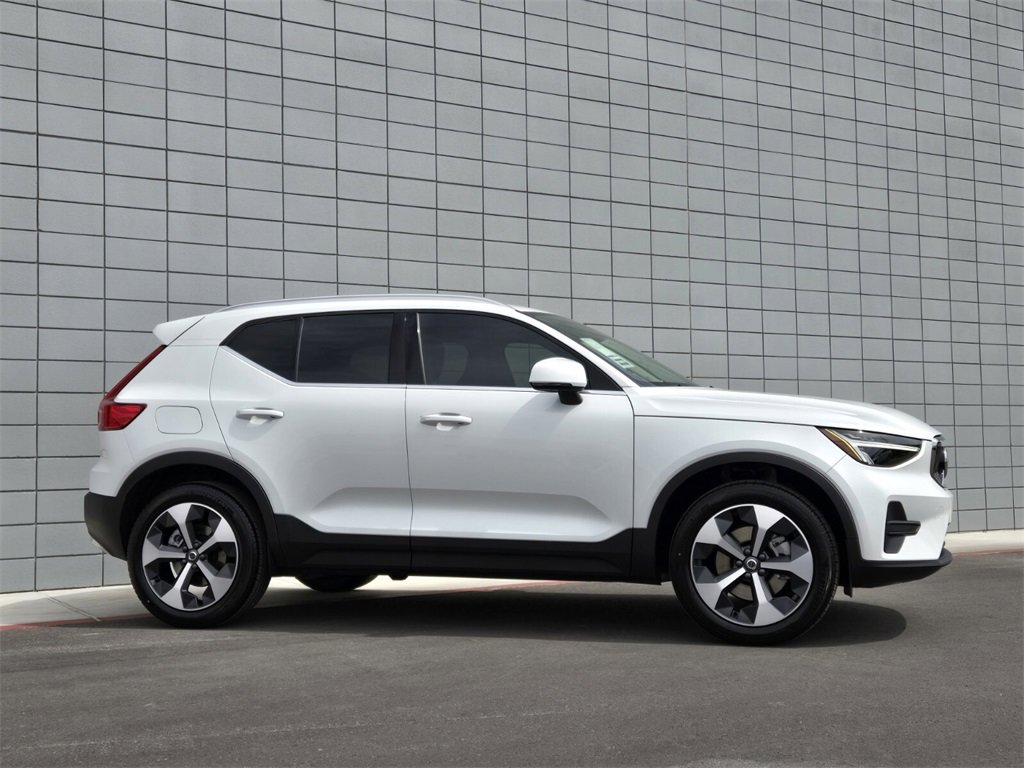 New 2025 Volvo XC40 B5 Core w/ Climate Package image 4