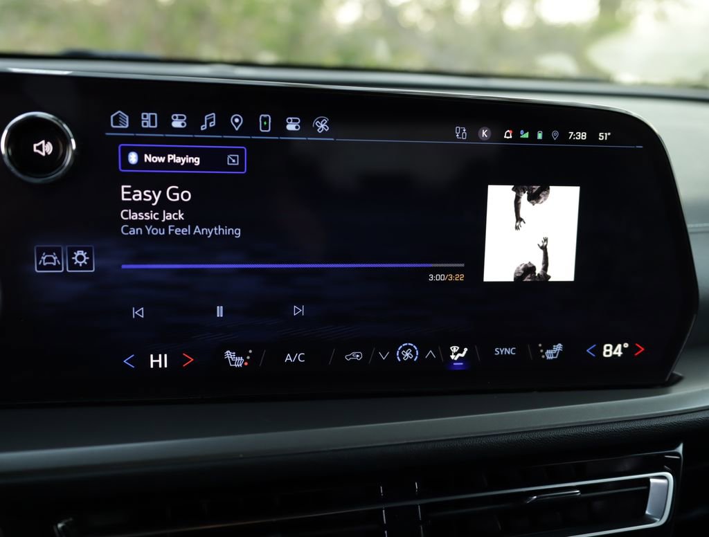 Used 2024 Chevrolet Traverse LT w/ Midnight/Sport Edition image 14