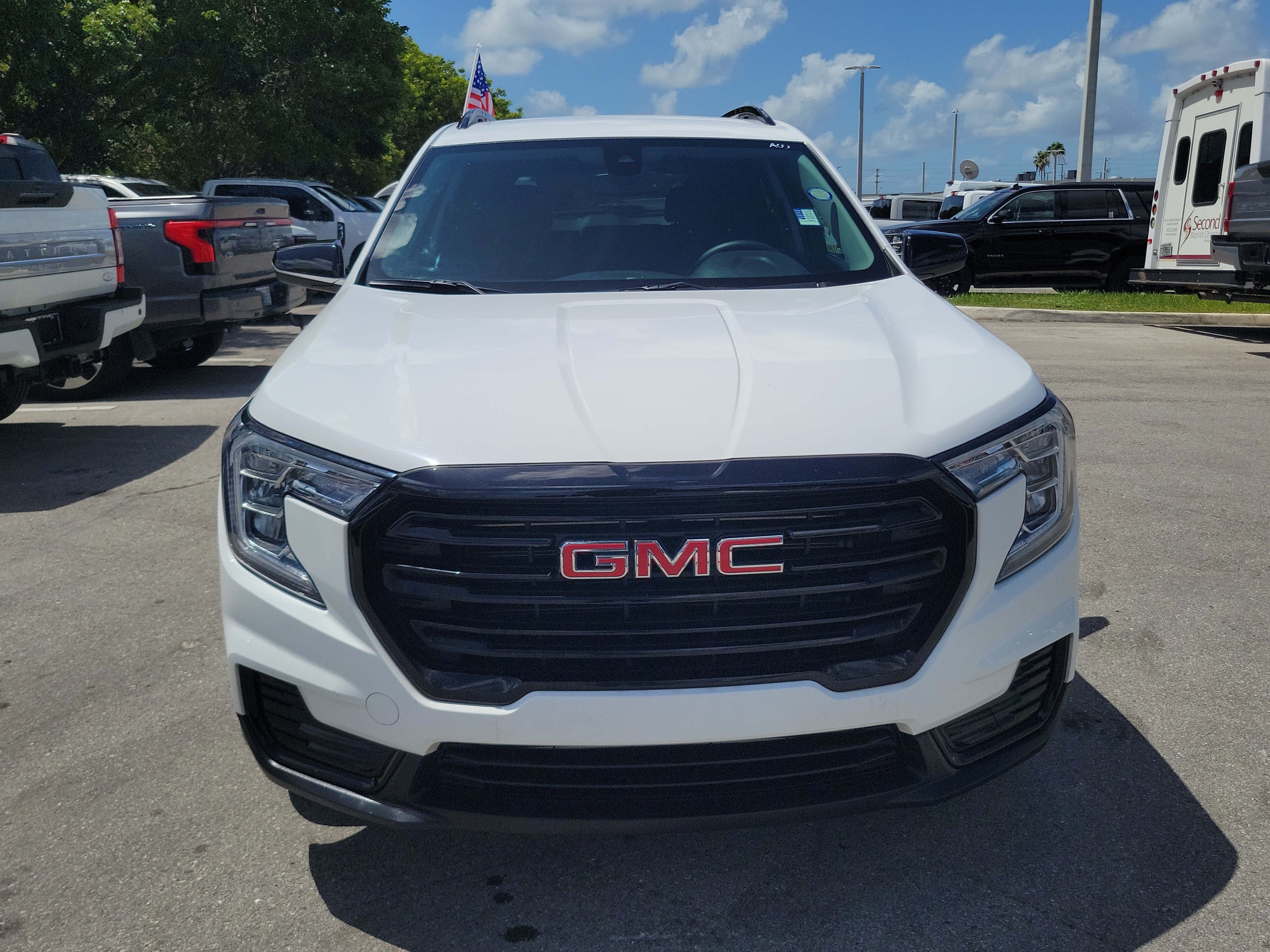 Used 2023 GMC Terrain SLE w/ Driver Convenience Package FWD image 2