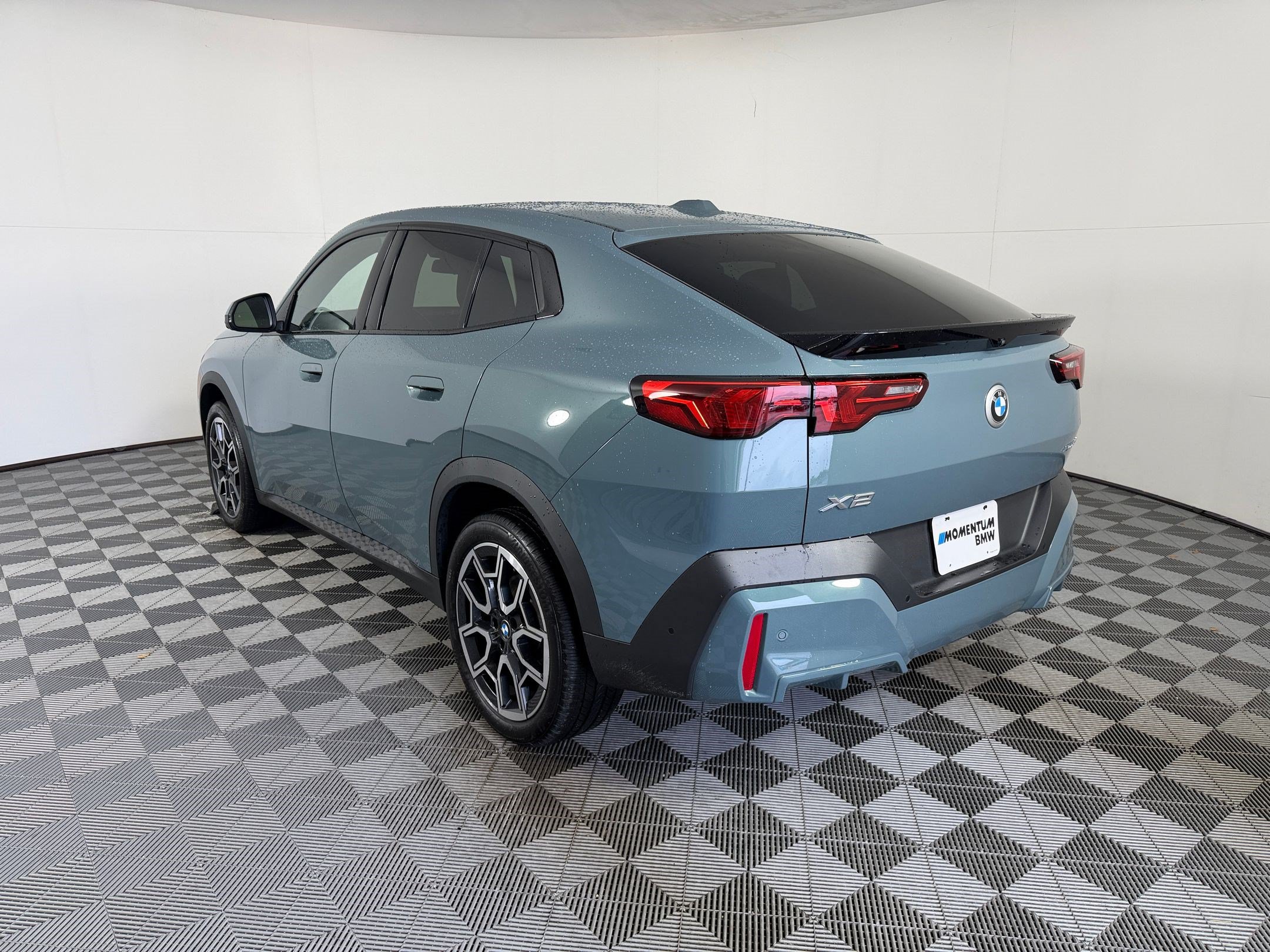 Used 2025 BMW X2 xDrive28i AWD/4WD image 3