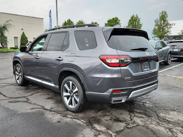 Used 2025 Honda Pilot Touring image 4