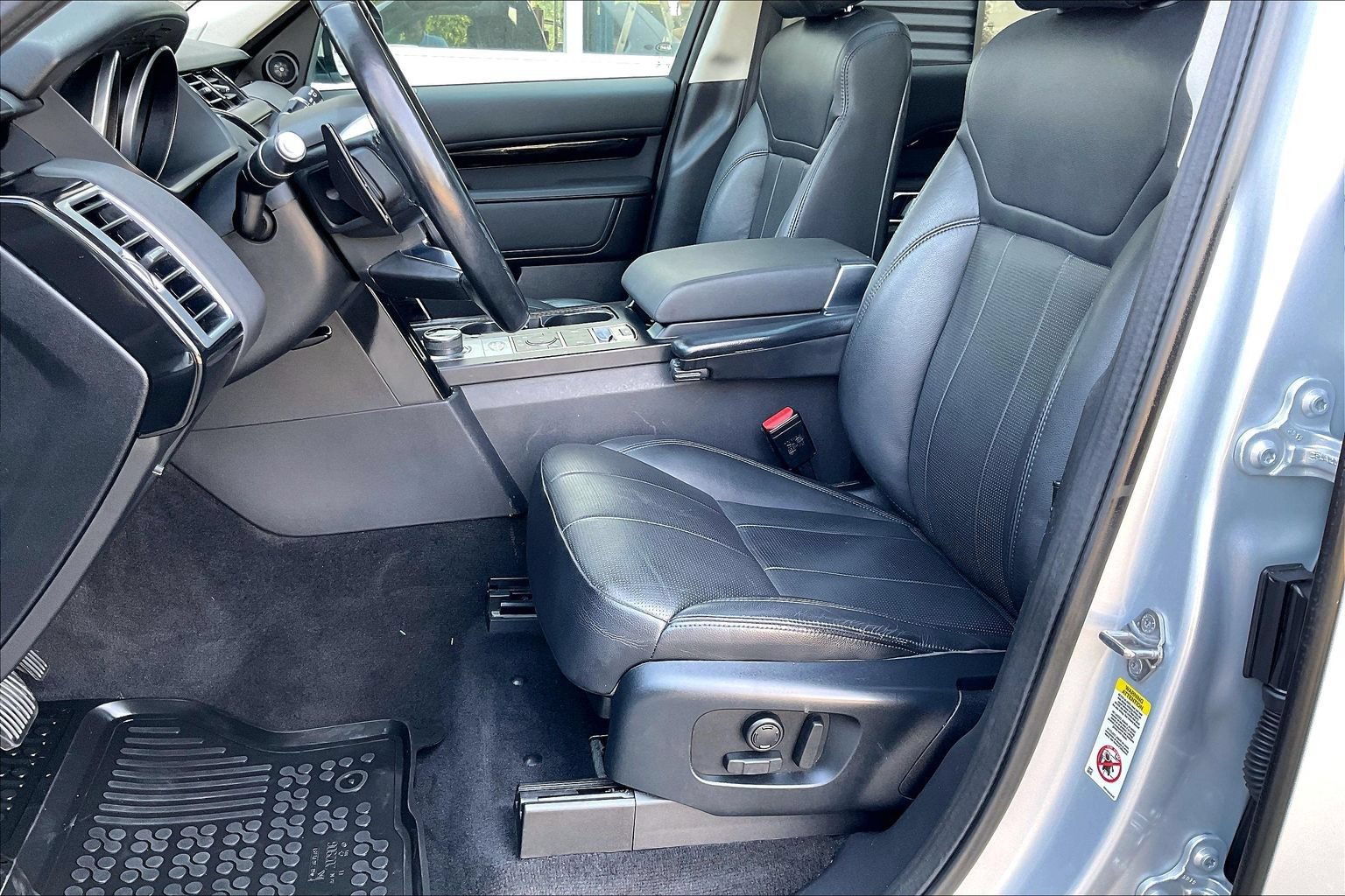 Used 2020 Land Rover Discovery SE AWD/4WD image 19