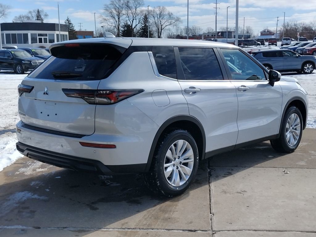 New 2026 Mitsubishi Outlander ES image 14