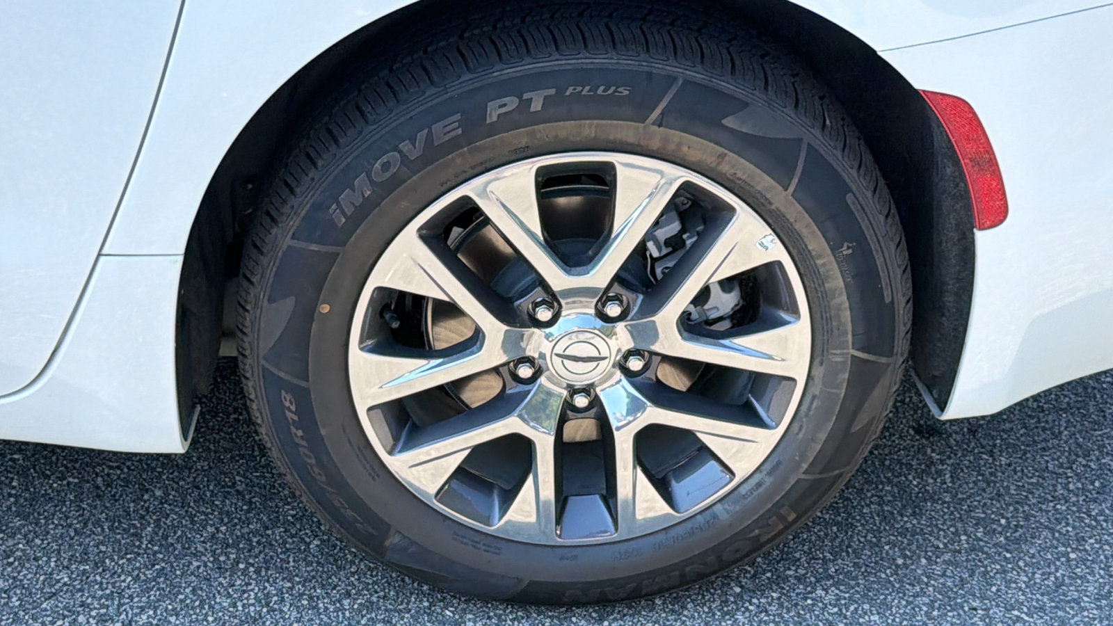 Used 2024 Chrysler Pacifica Pinnacle FWD image 12