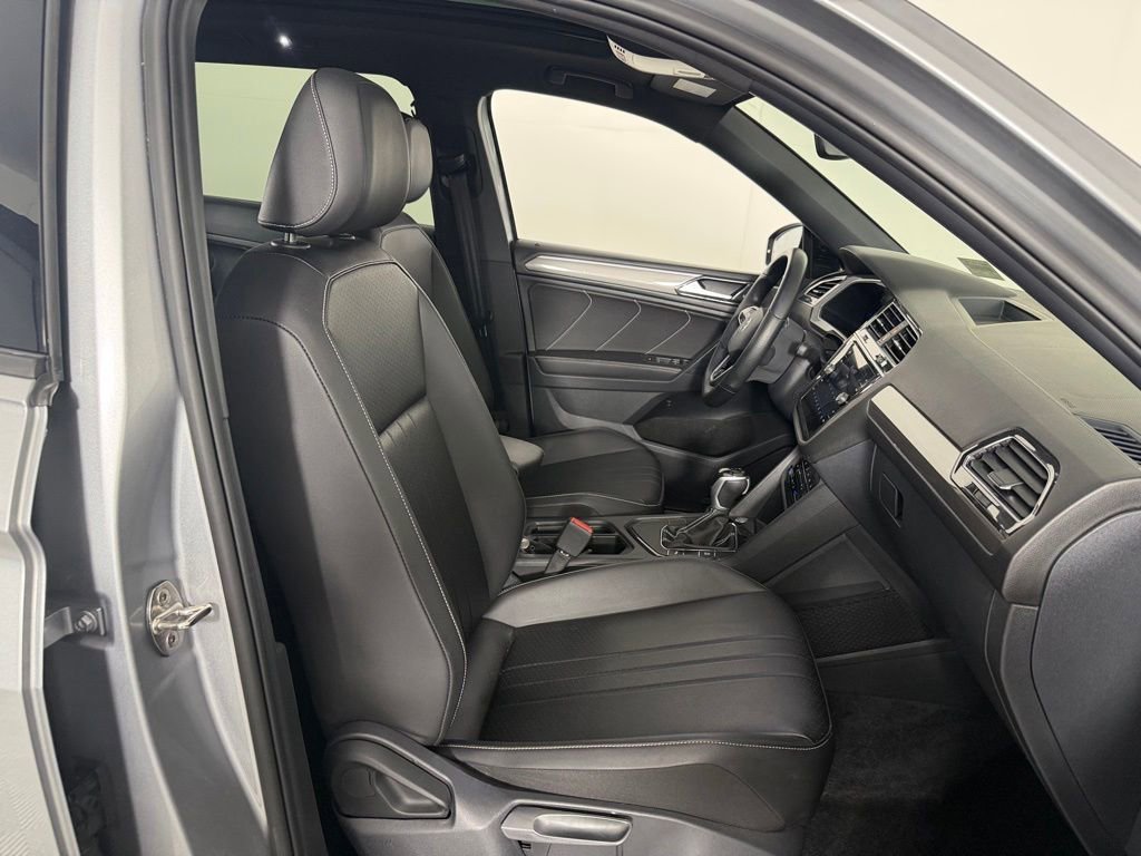 Used 2023 Volkswagen Tiguan SE R-Line FWD image 31