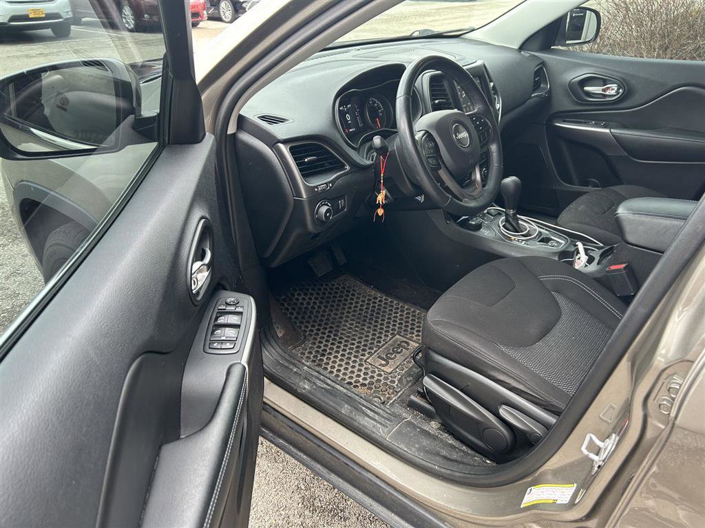 Used 2019 Jeep Cherokee Latitude w/ Cold Weather Group AWD/4WD image 4