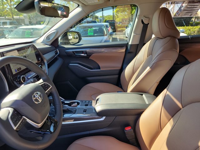 Used 2025 Toyota Highlander Limited image 19