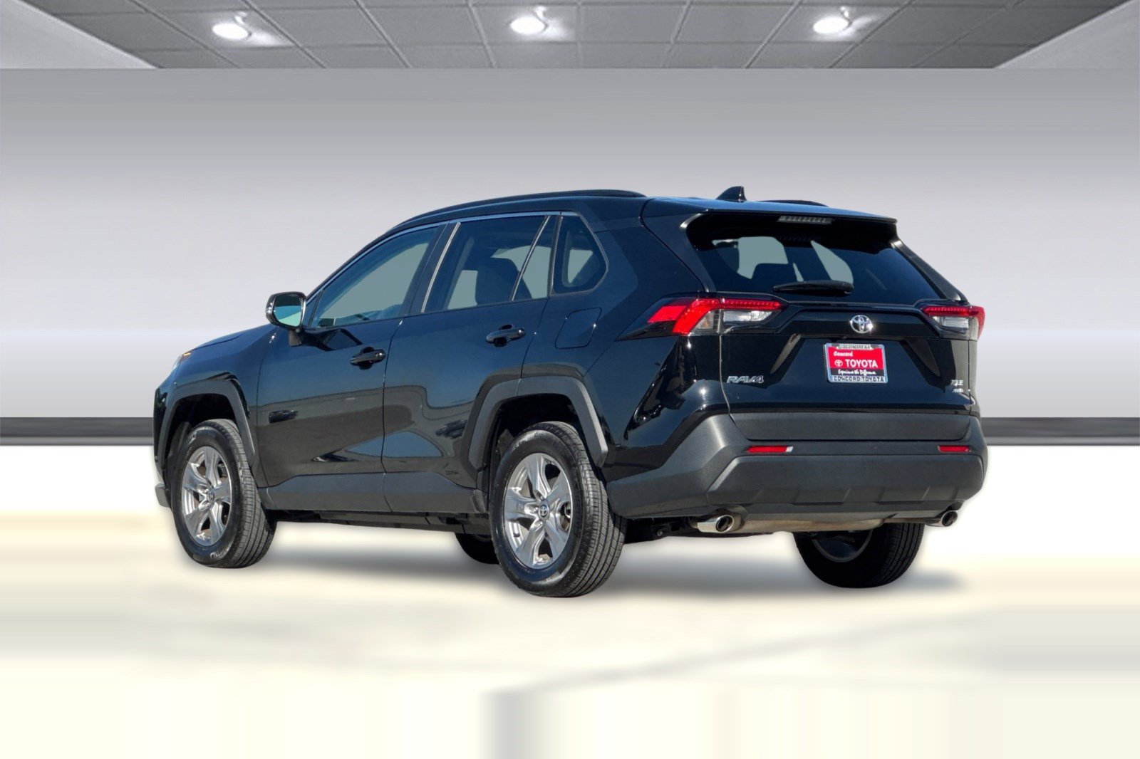 Used 2025 Toyota RAV4 XLE w/ Convenience Package image 7