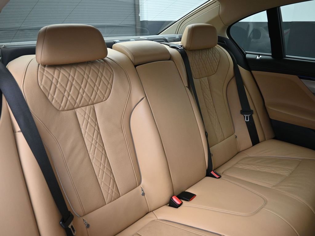 Used 2018 BMW 740e xDrive image 26