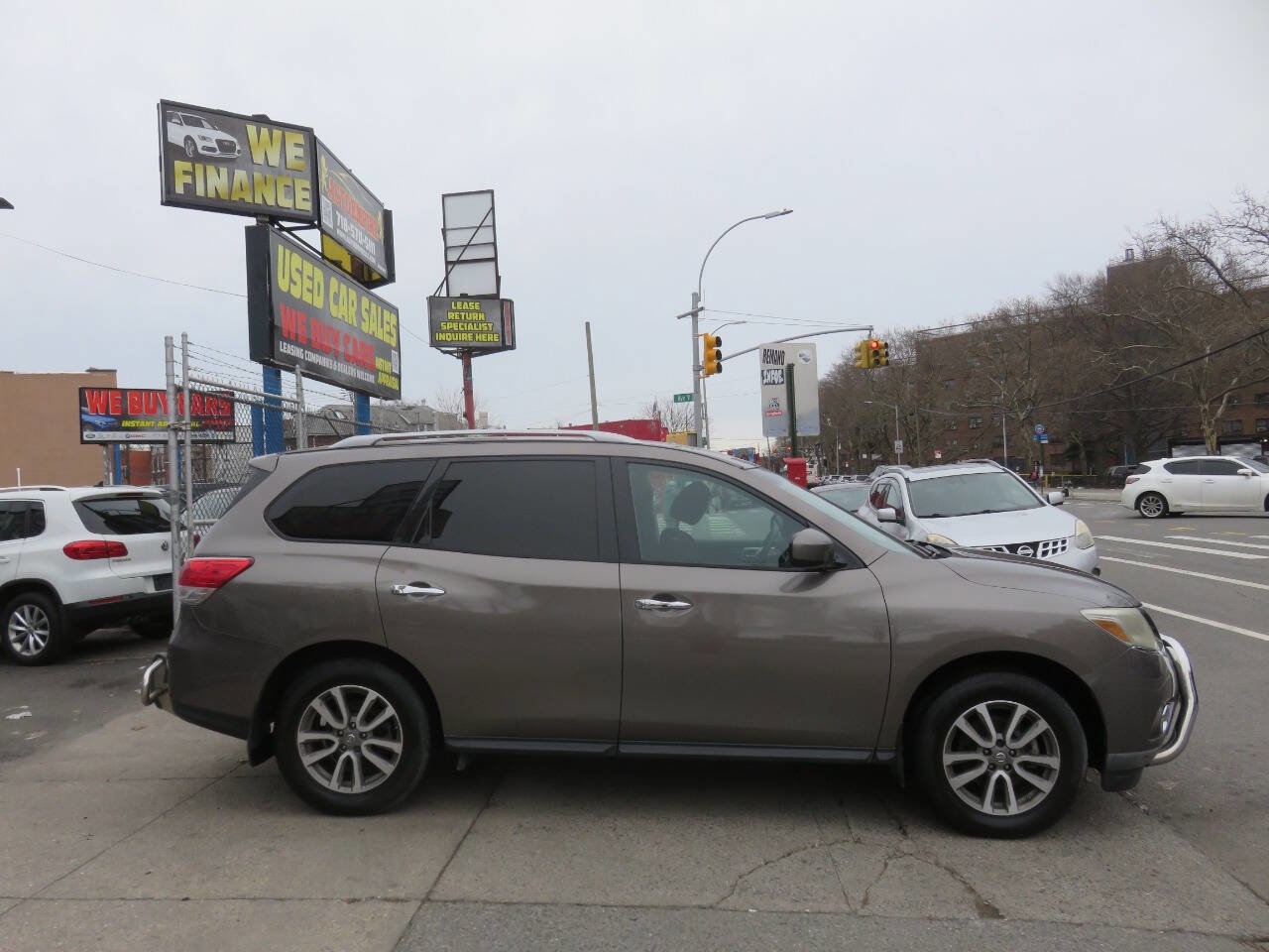 Used 2013 Nissan Pathfinder SV AWD/4WD image 8