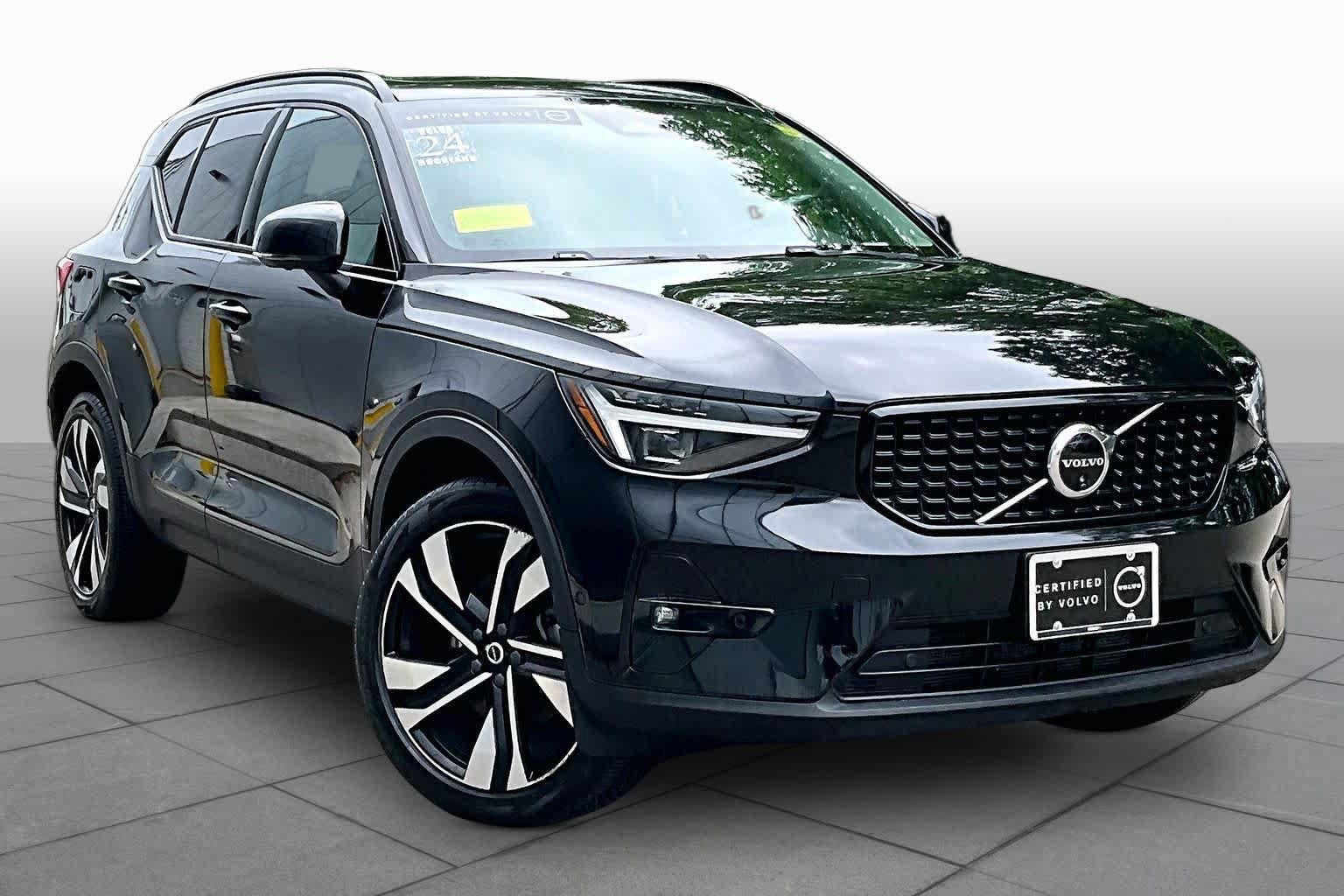 Used 2024 Volvo XC40 B5 Plus w/ Protection Package Premier AWD/4WD image 3