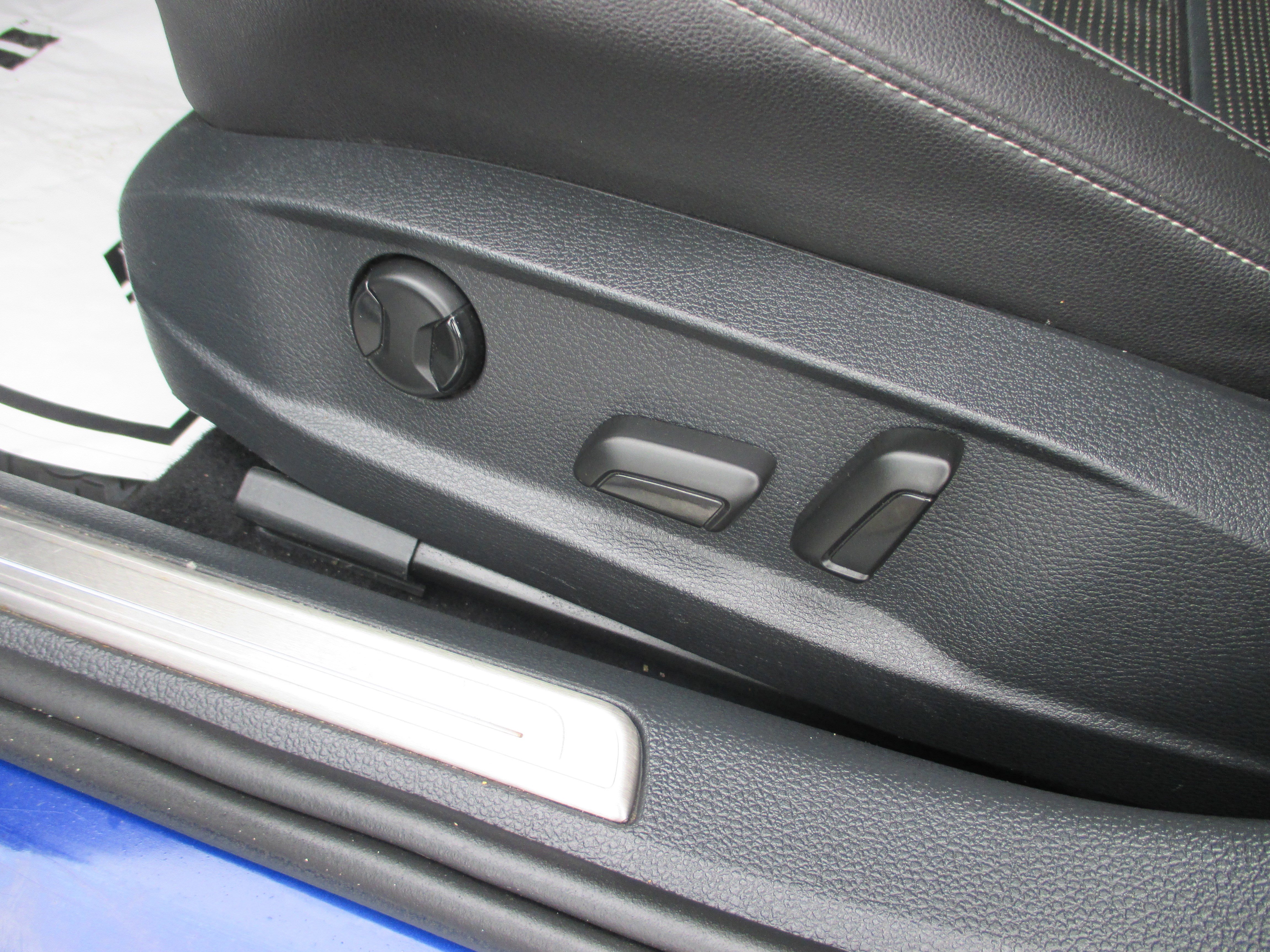 Used 2019 Volkswagen Golf R 4-Door AWD/4WD image 16