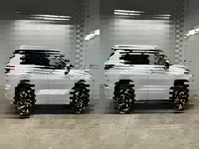 Used 2024 Mitsubishi Outlander SEL image 3