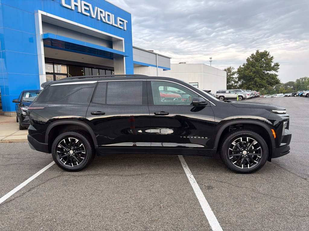 Used 2026 Chevrolet Traverse LT w/ Sun and Wheel Package AWD/4WD image 2