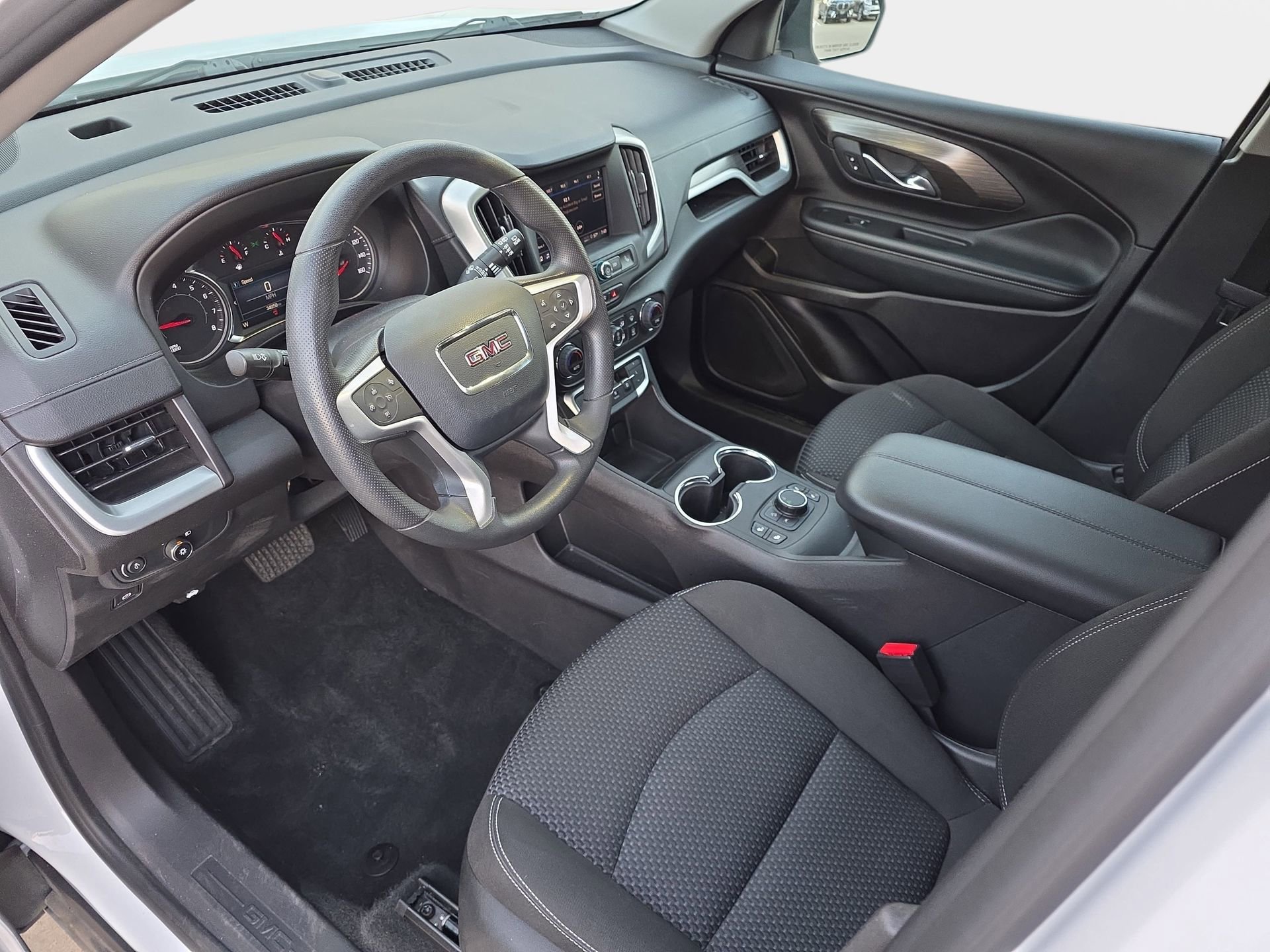 Used 2024 GMC Terrain SLE w/ Driver Convenience Package image 15