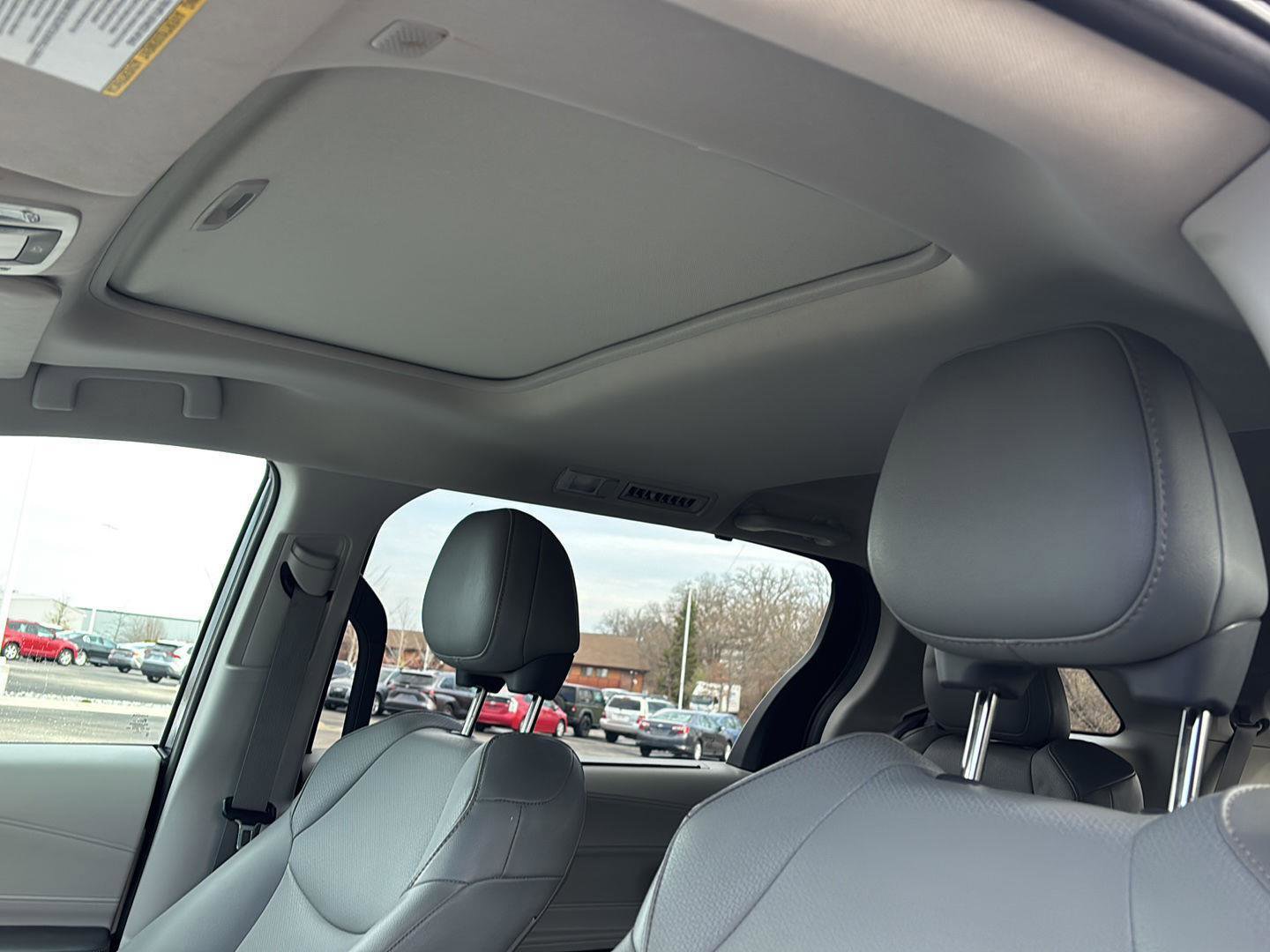 Used 2021 Toyota Sienna XLE FWD image 40