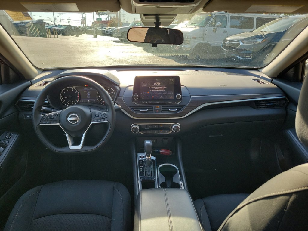 Used 2024 Nissan Altima 2.5 SV FWD image 14